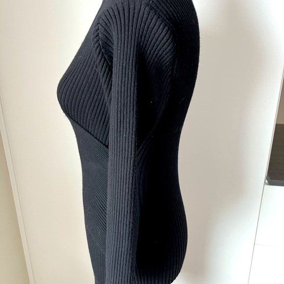 Classic black stetchy dress, long sleeve, size small, cross over in the front. - Picture 4 of 4